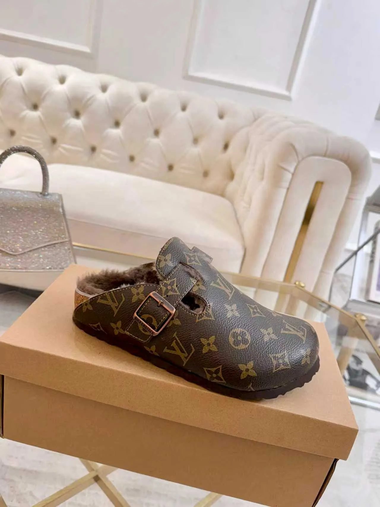 p600 ✨ LV wool slippers for couples｜Even the toes exude a sense of luxury ✨ We have achieved the ultimate restoration of the "high version" of this pair of LV classic Birkenstock slippers, with the mark of luxury in every detail. 👫 ▫️ Original jacquard with delicate cowhide leather, retro texture is at your fingertips; ▫️ 100% pure wool lining, wearing barefoot is like stepping on clouds, skin-friendly, breathable and not sweaty; ▫️ Three-dimensional toe cap + non-slip rubber sole, safe and secure when walking in the wind.  The belt buckle and presbyopia elements are embellished, revealing the aura of a big-name brand in a low-key manner. Whether it is on a date or out on the street, every step is like walking in the middle of a show.  Pair it with jeans for a lazy and casual look; with a coat and skirt, it will look elegant. With one pair of shoes, you can easily switch between multiple styles, and you never have to be deliberate about the sense of luxury.  #LVcouples #high-endwear #lightluxurylife #quality recommendation Fabric: classic presbyopia/imported sheepskin/classic jacquard fabric Lining: imported wool lining Sole: original rubber sole Size: Female 35-41 Male 38-46
